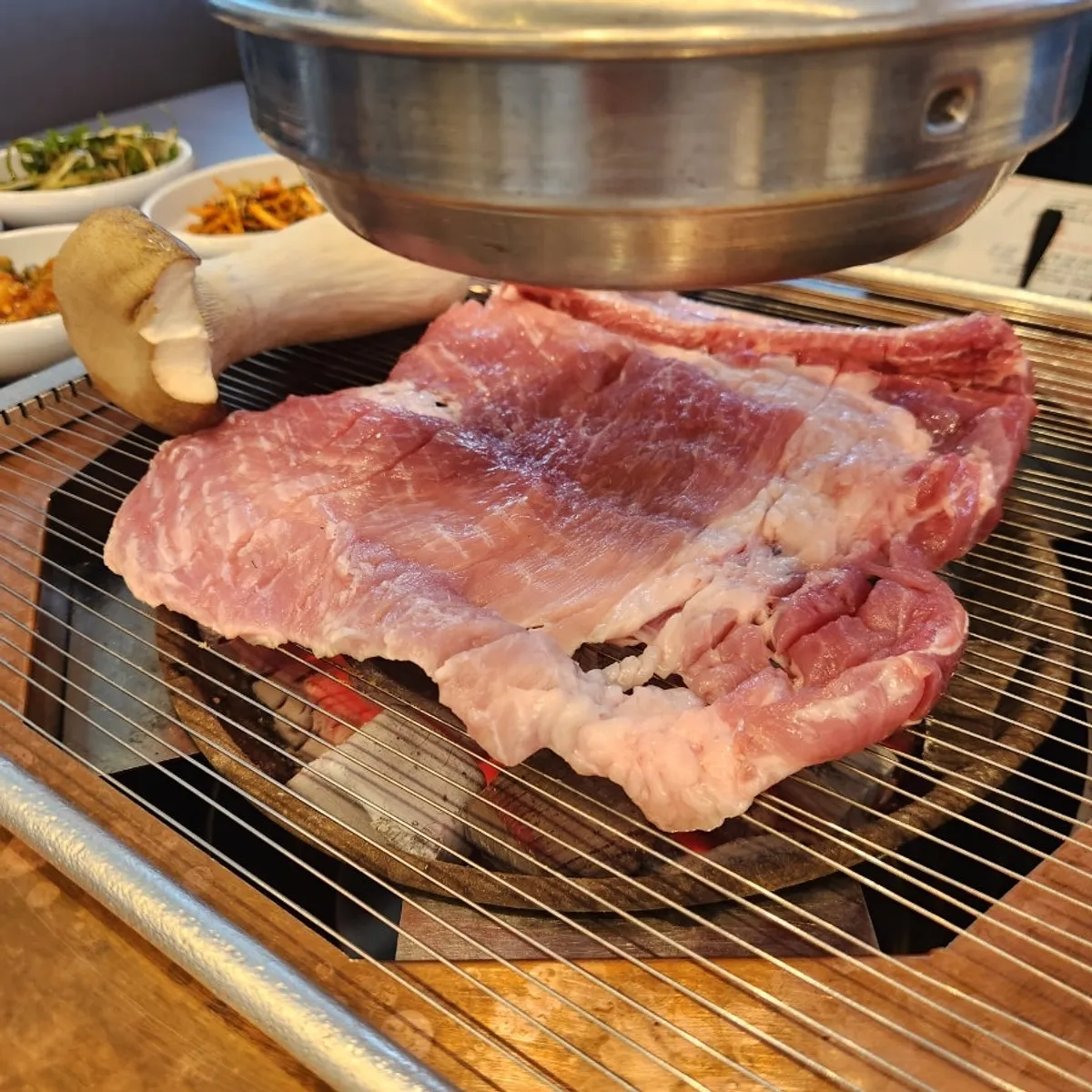 불판 위에서 굽기 시작한 생갈비