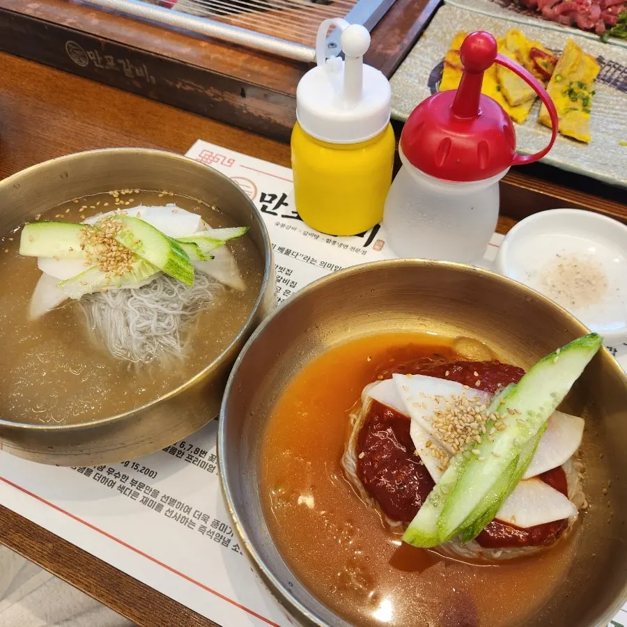 고기 식사 전 샐러드와 반찬