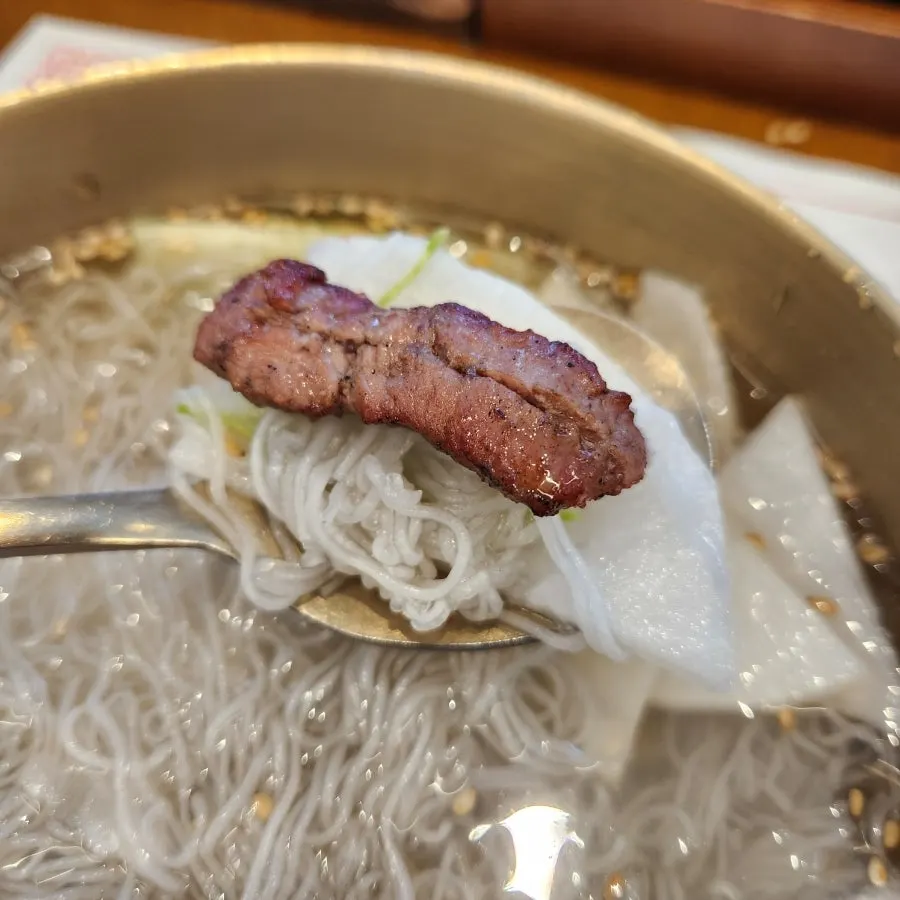 양파절임과 곁들인 한돈 생갈비