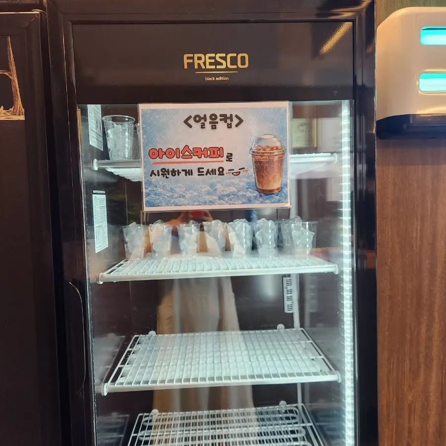 카운터 앞 치실과 이쑤시개