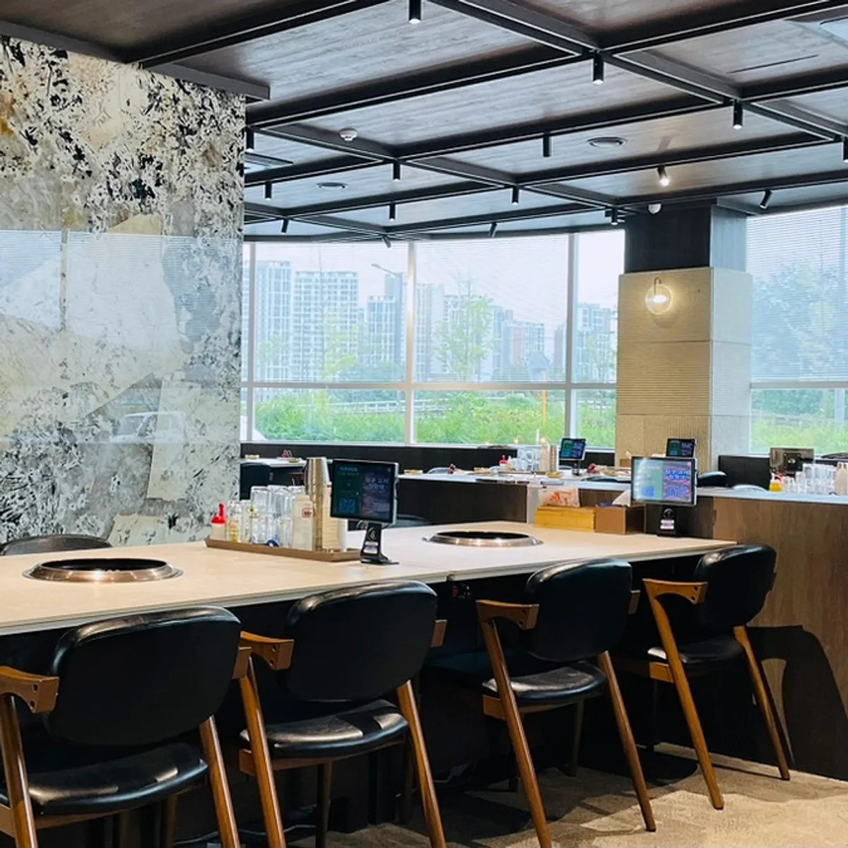 Signature photo of the galbi table setting at Manpo Garden, Yangju