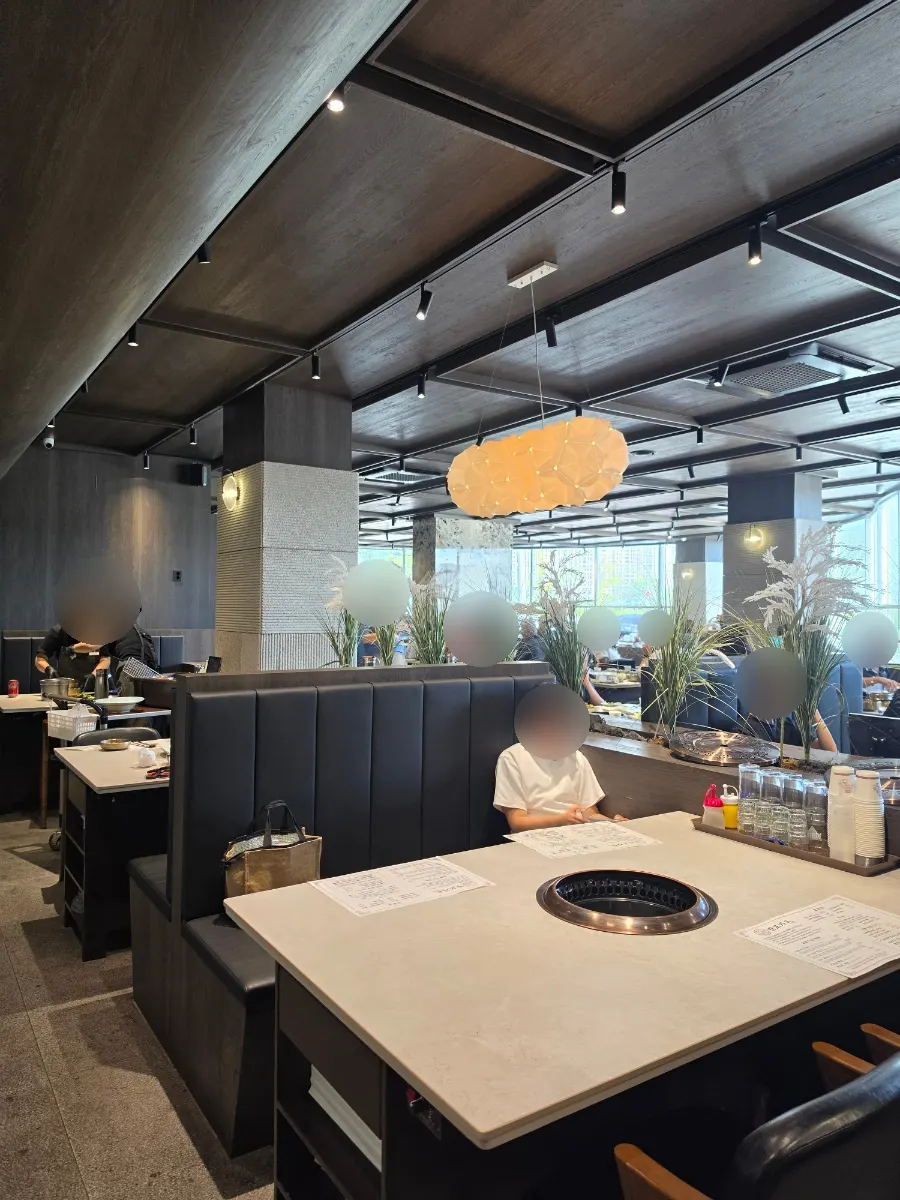 Manpo Garden's spacious parking area