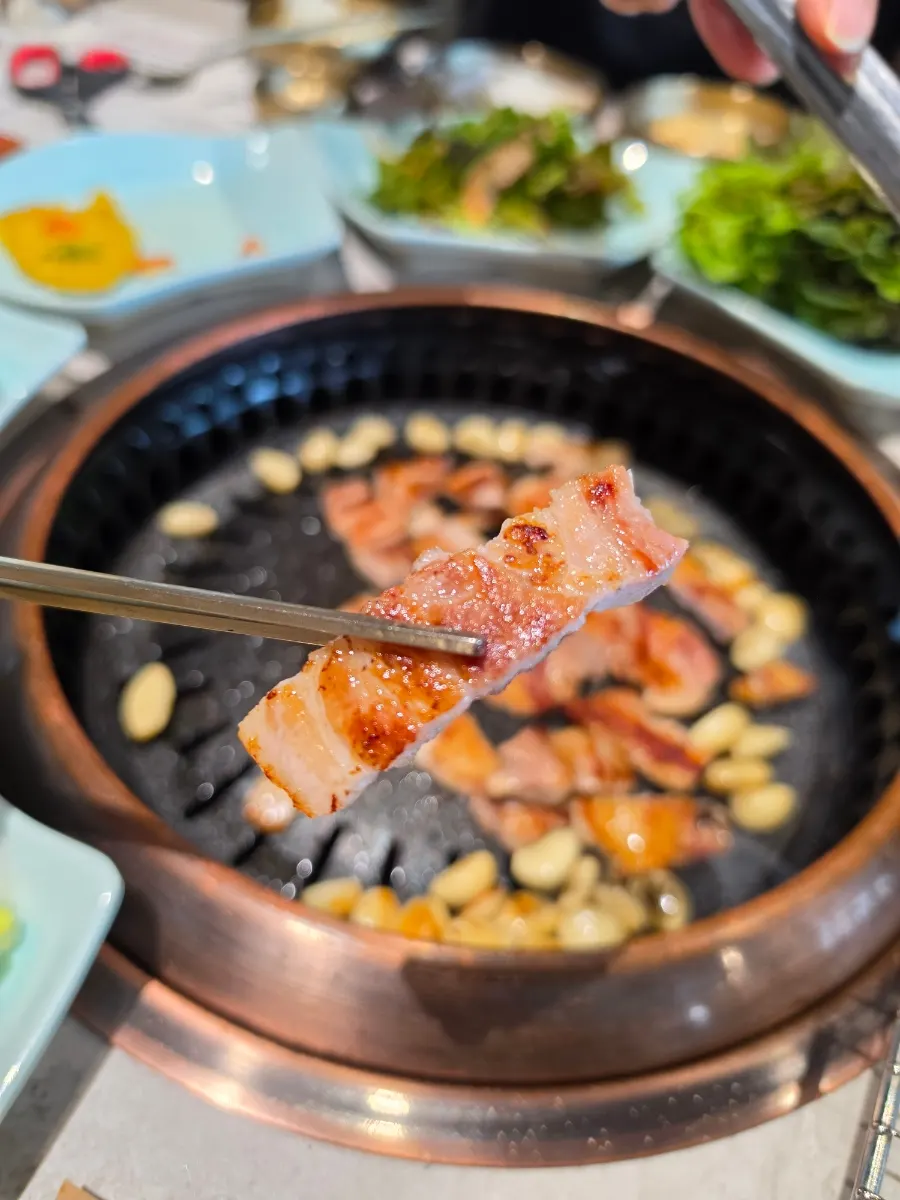 Grilled pork belly on a wire rack