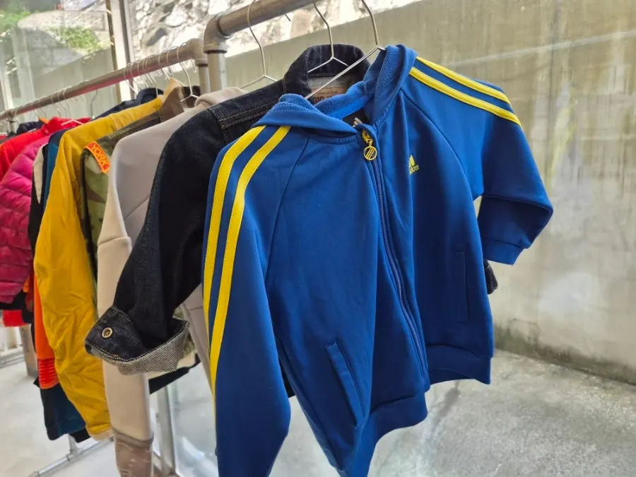 Display of flat-priced ₩9,800 secondhand tops