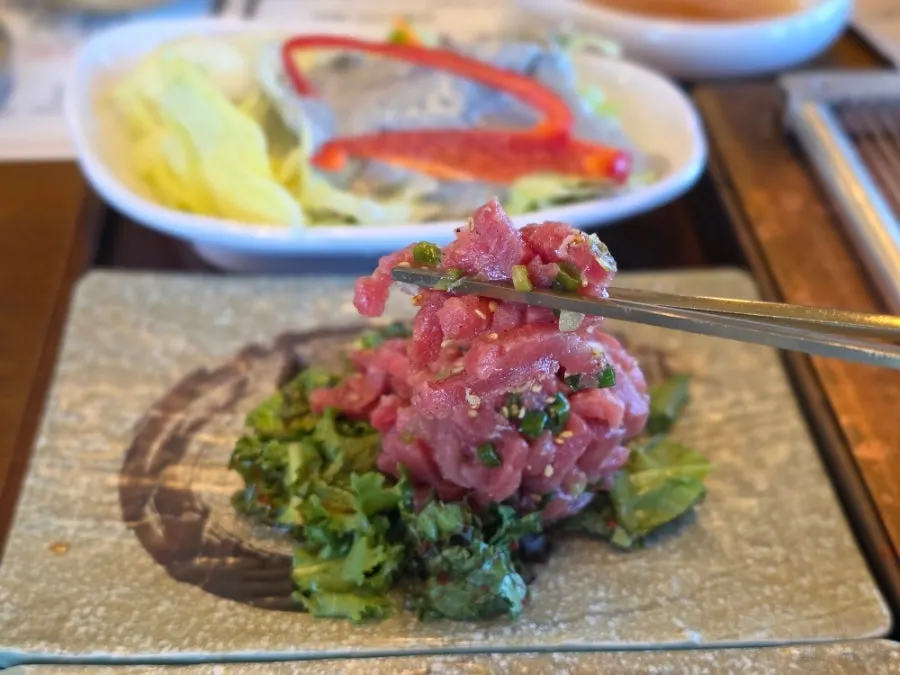 밑반찬으로 나온 육전 접시