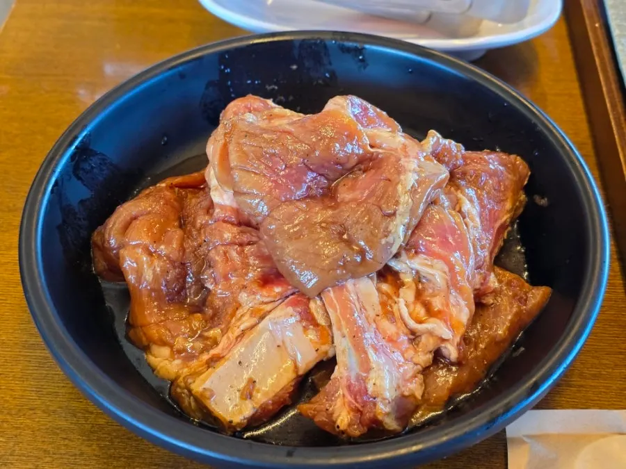 된장술밥과 냉면이 놓인 점심특선 상차림