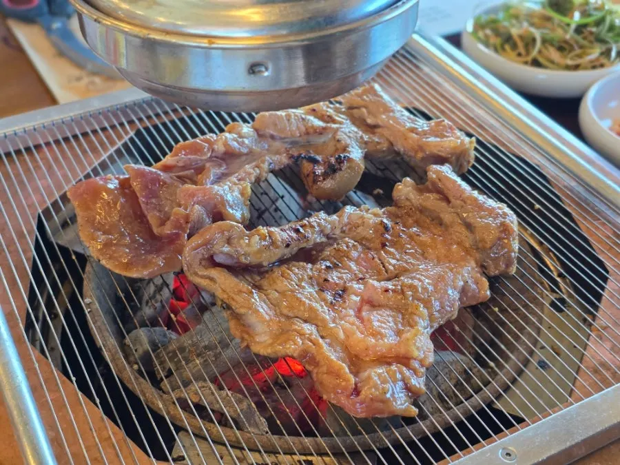 접시에 담겨 나온 수제 양념갈비