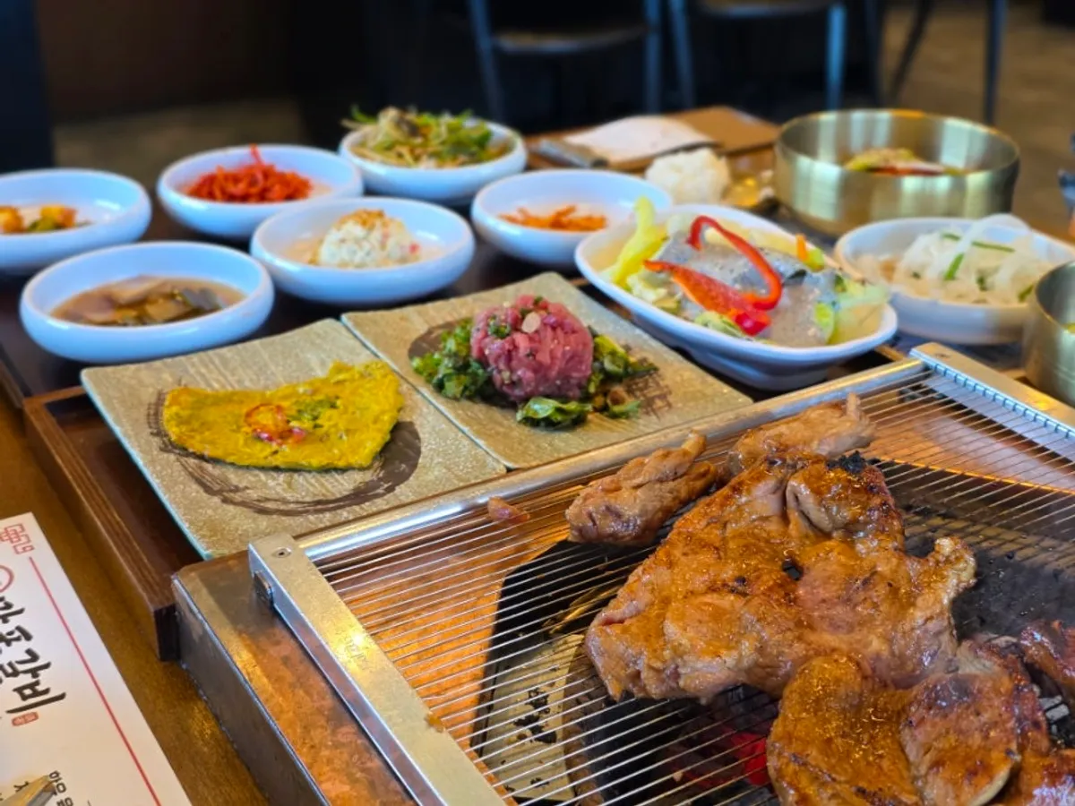 숯불에 올린 수제 양념 돼지갈비