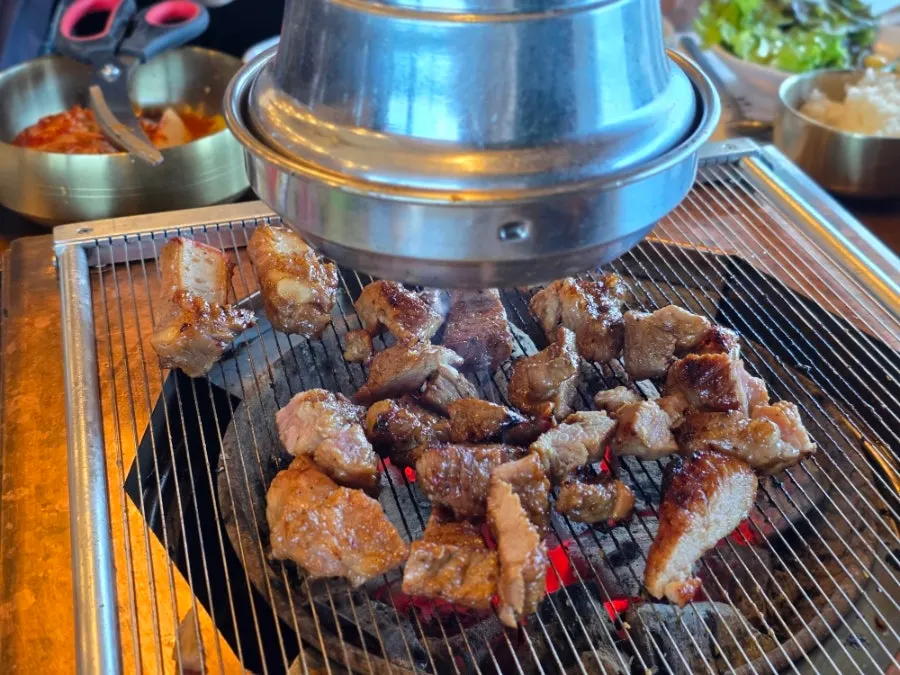 숯불에서 구워지는 양념갈비
