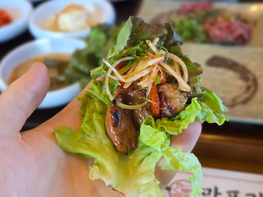 파채와 양파채를 올린 갈비 한 점