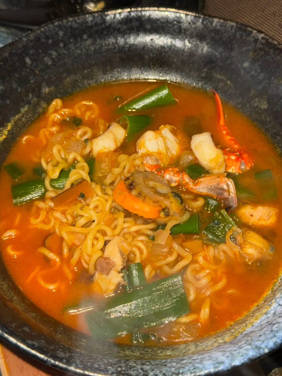 Seafood ramyeon with crab and mussels