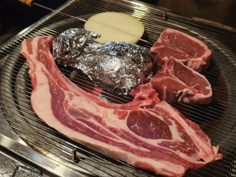 All-you-can-eat lamb rib table setting at Yangnam Yanghwa