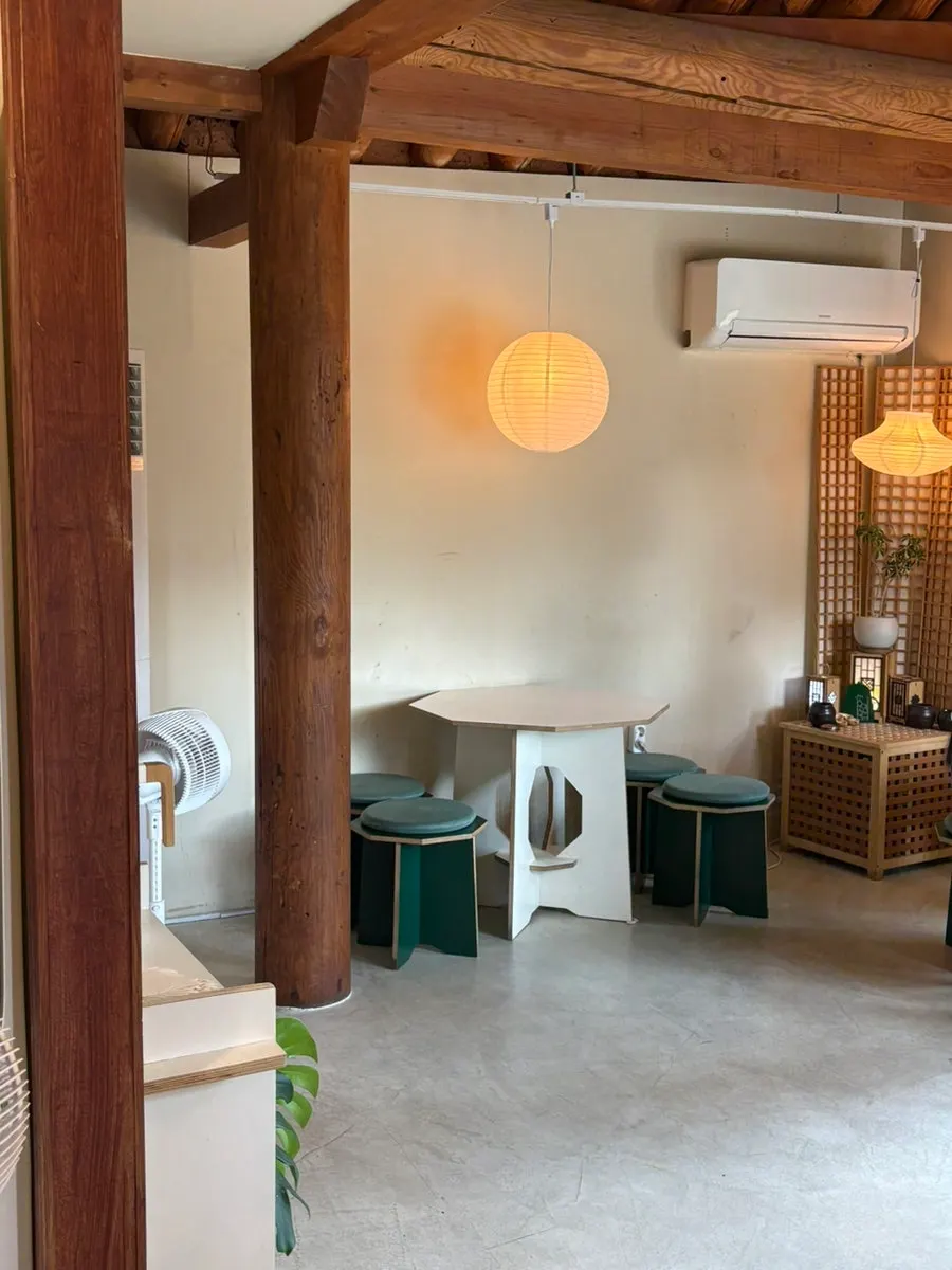 Café interior preserving the hanok structure