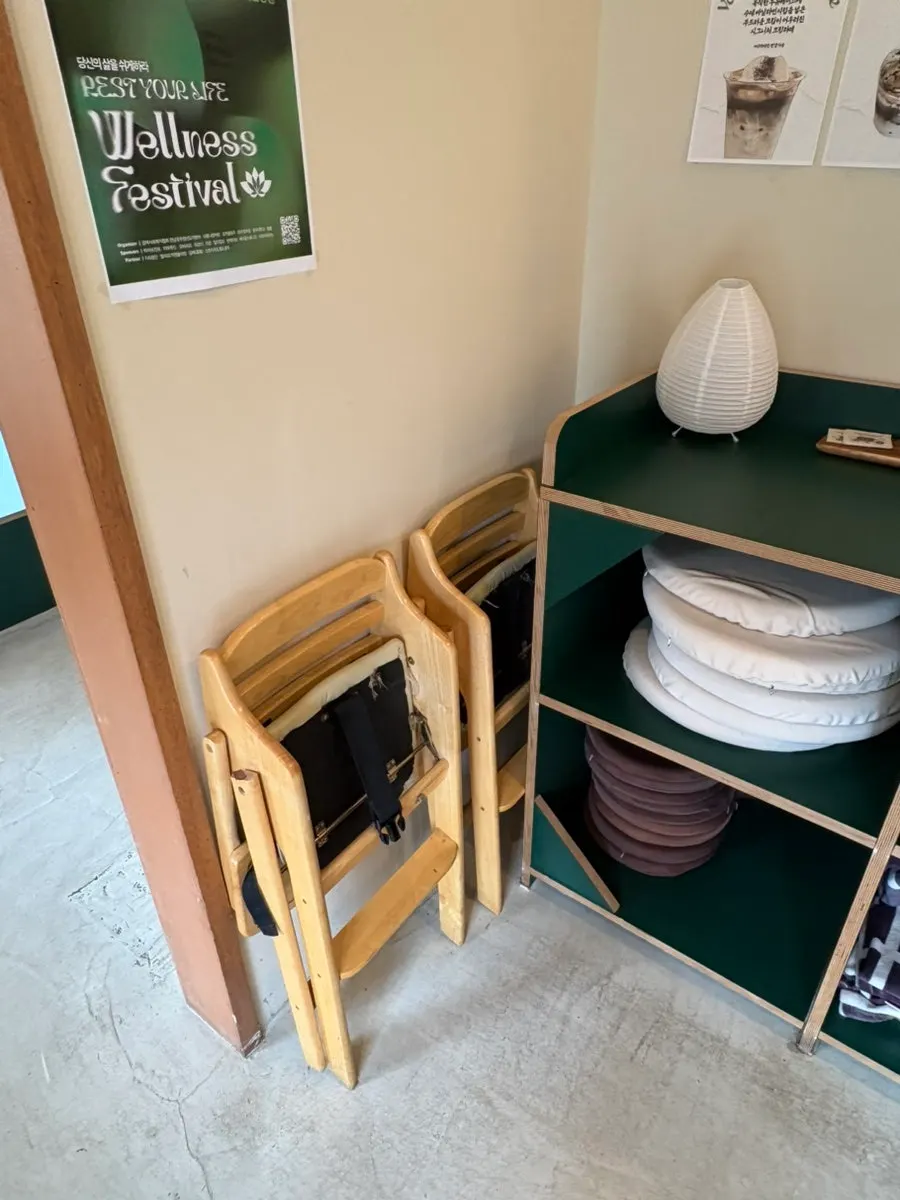 Self-service station with cushions and blankets
