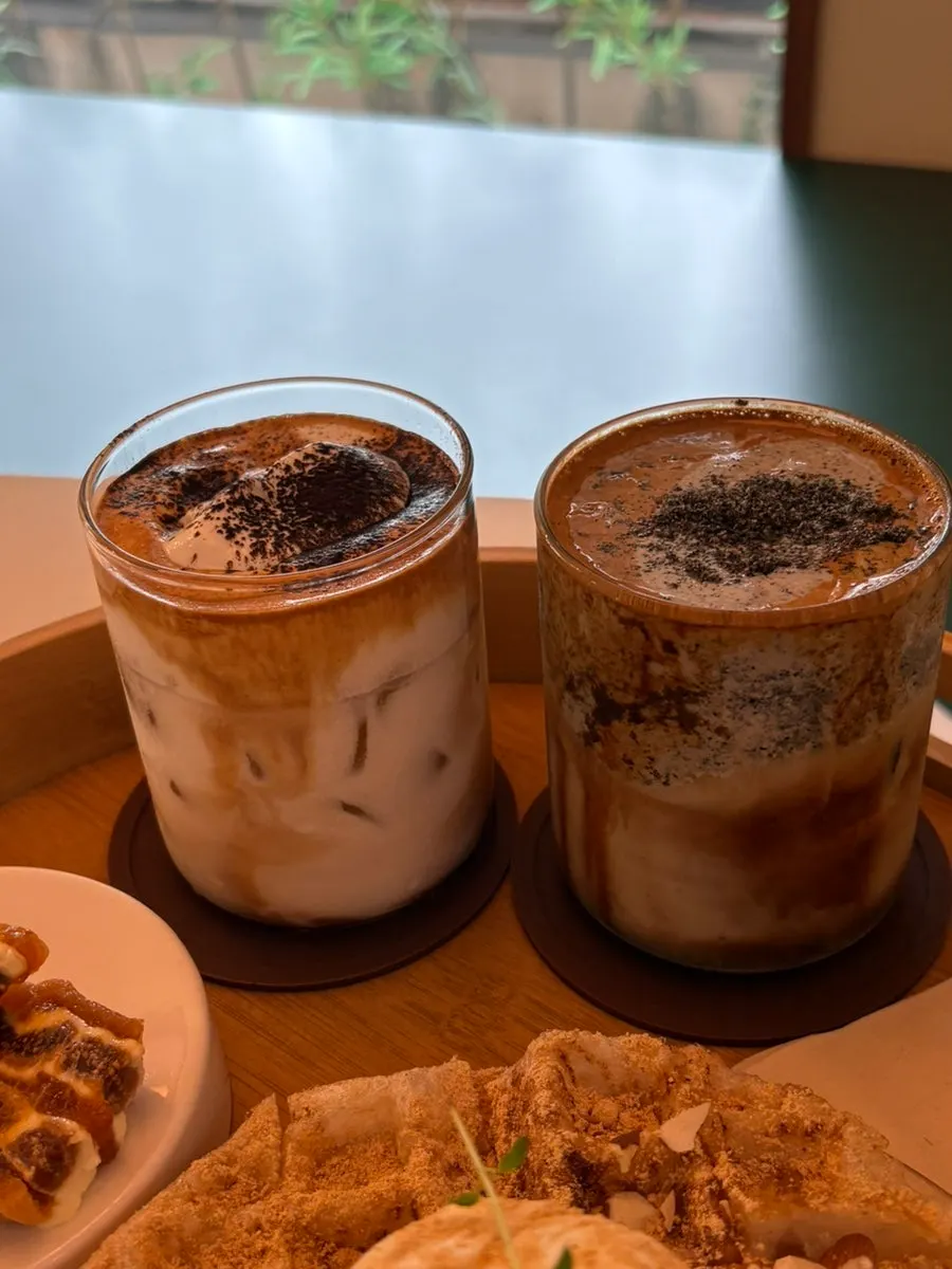 Two desserts and two drinks
