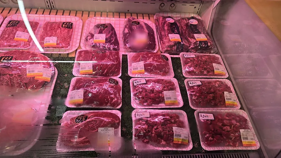 국내산 한돈 생삼겹살과 목살 진열 코너