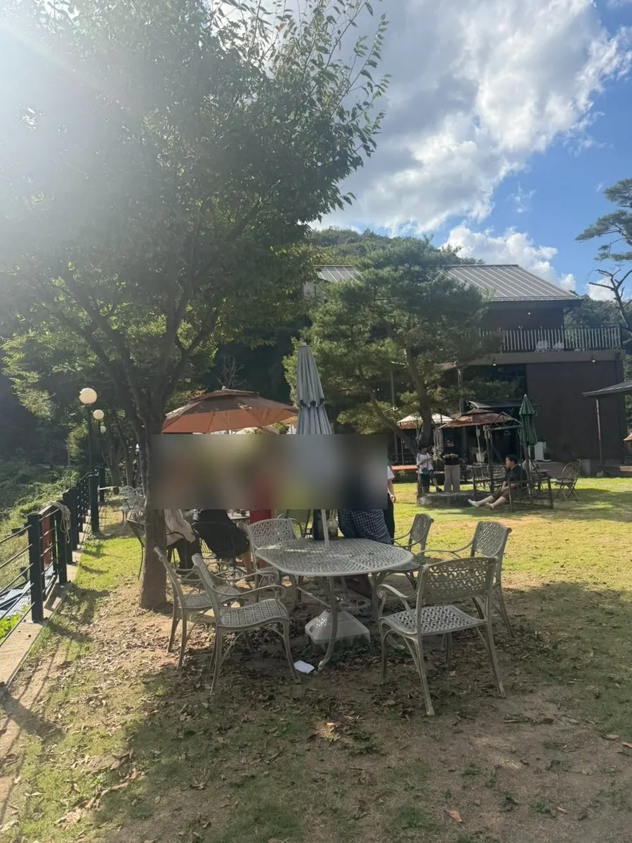 저수지를 따라 이어진 야외 산책로와 인공폭포