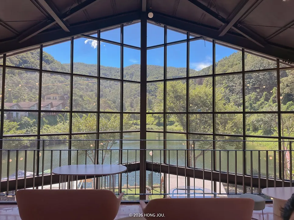 Yangpyeong café scenery surrounded by mountains