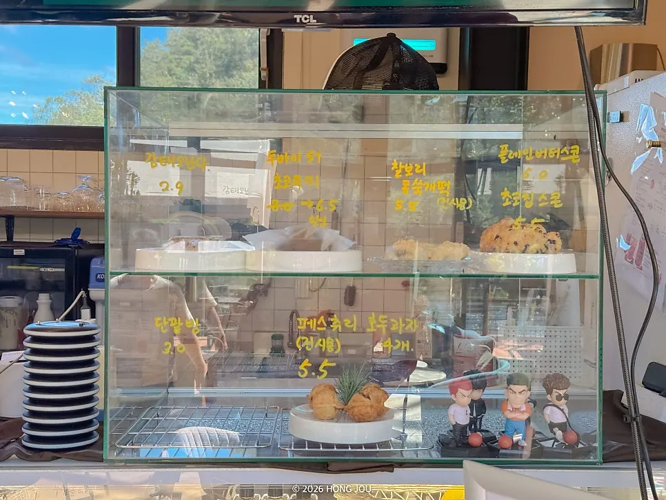 Café drinks and dessert menu selection