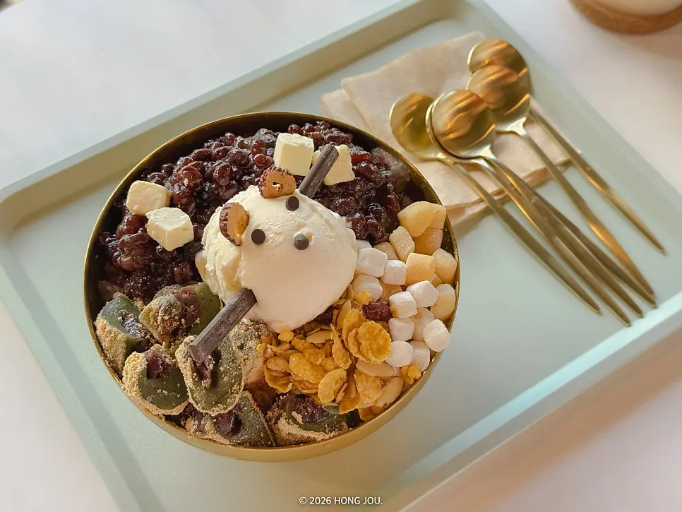 Old-fashioned patbingsu with mugwort rice cake