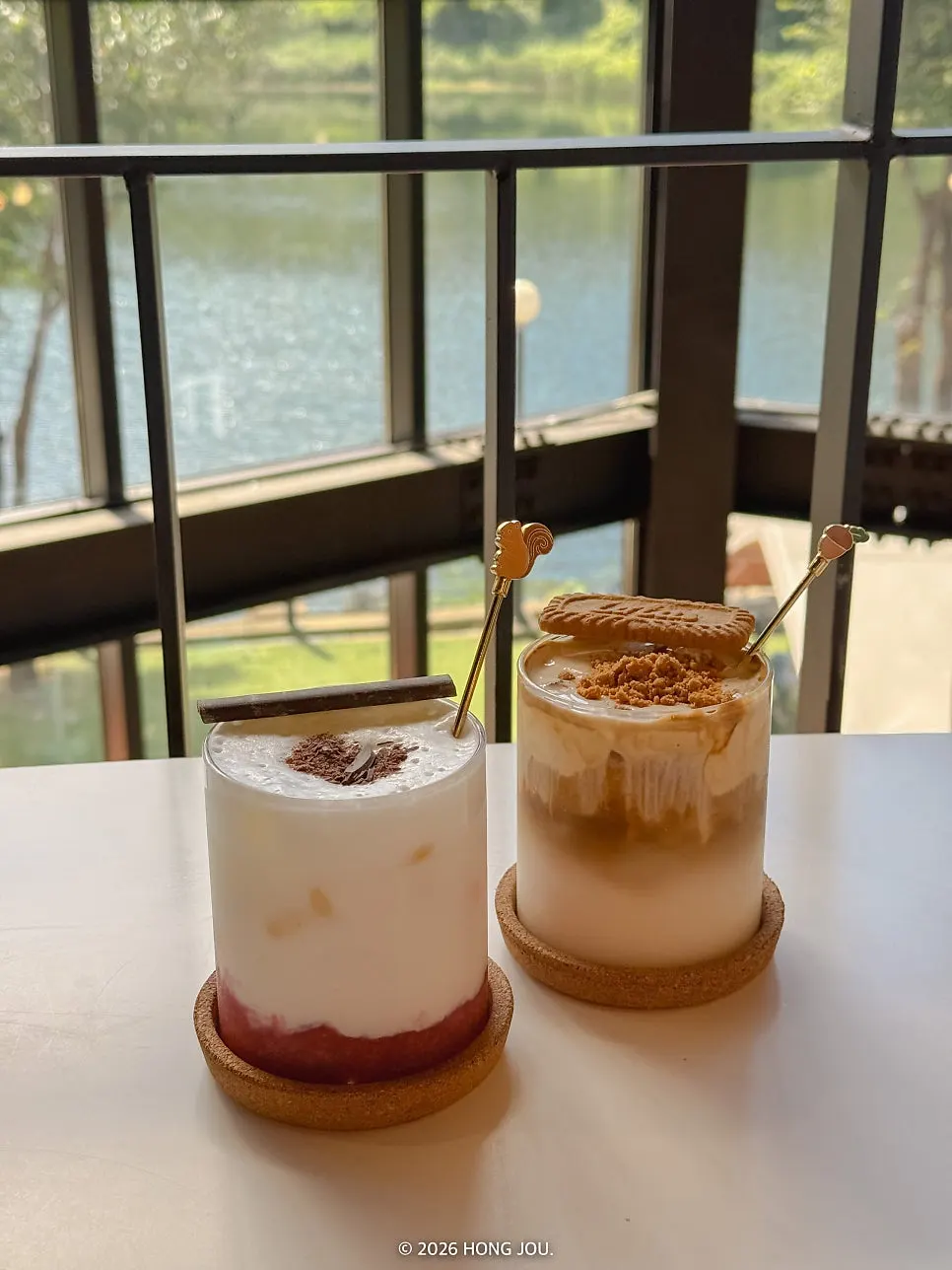 Lotus cream latte and fresh strawberry latte