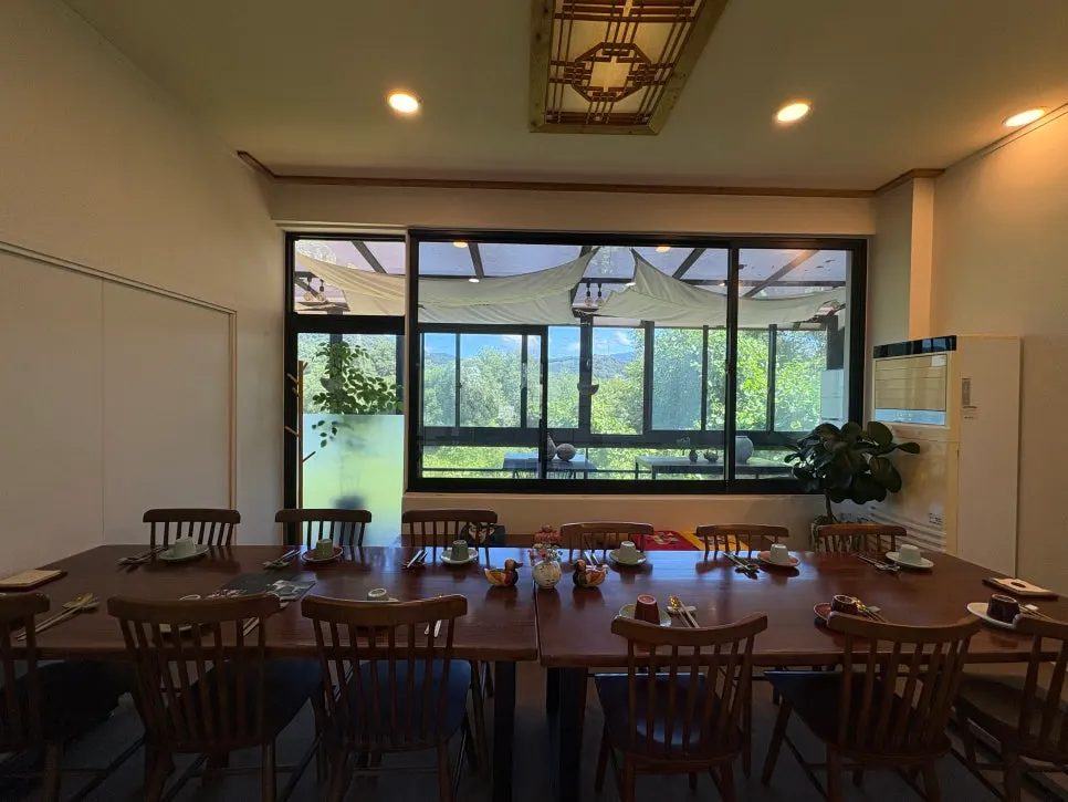 Seating area at Ochan Hoedong with a private room