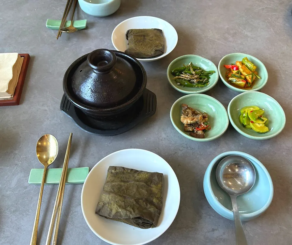 Doenjang stew and side dishes set on the table