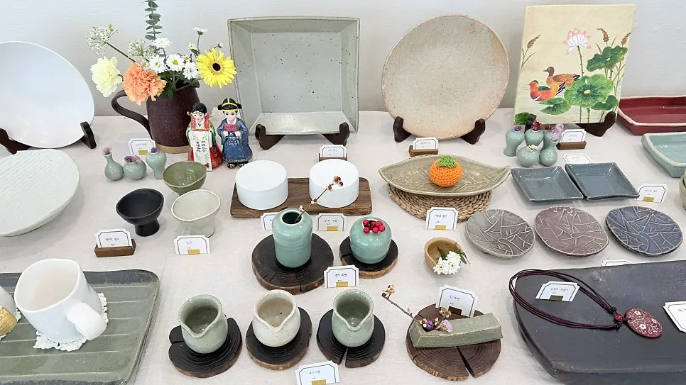 Space at Ochan Hoedong arranged with tableware and decor