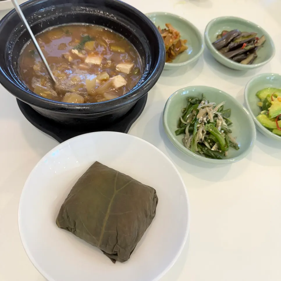 A plate of ssigangjang Korean beef tteokgalbi at Ochan Hoedong