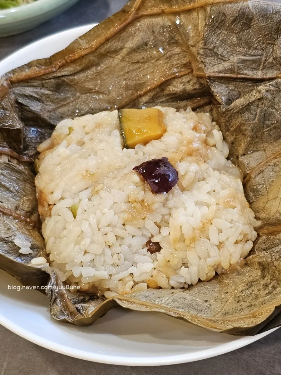 펼쳐놓은 백 연잎밥