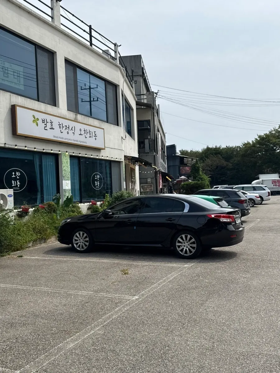 Private parking and entrance in front of the Ochan Hoedong building