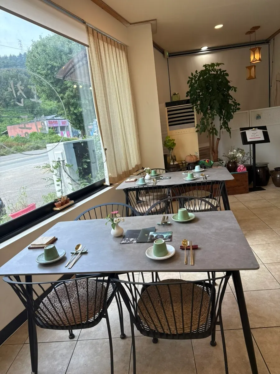 Window seating at Ochan Hoedong with a view outside