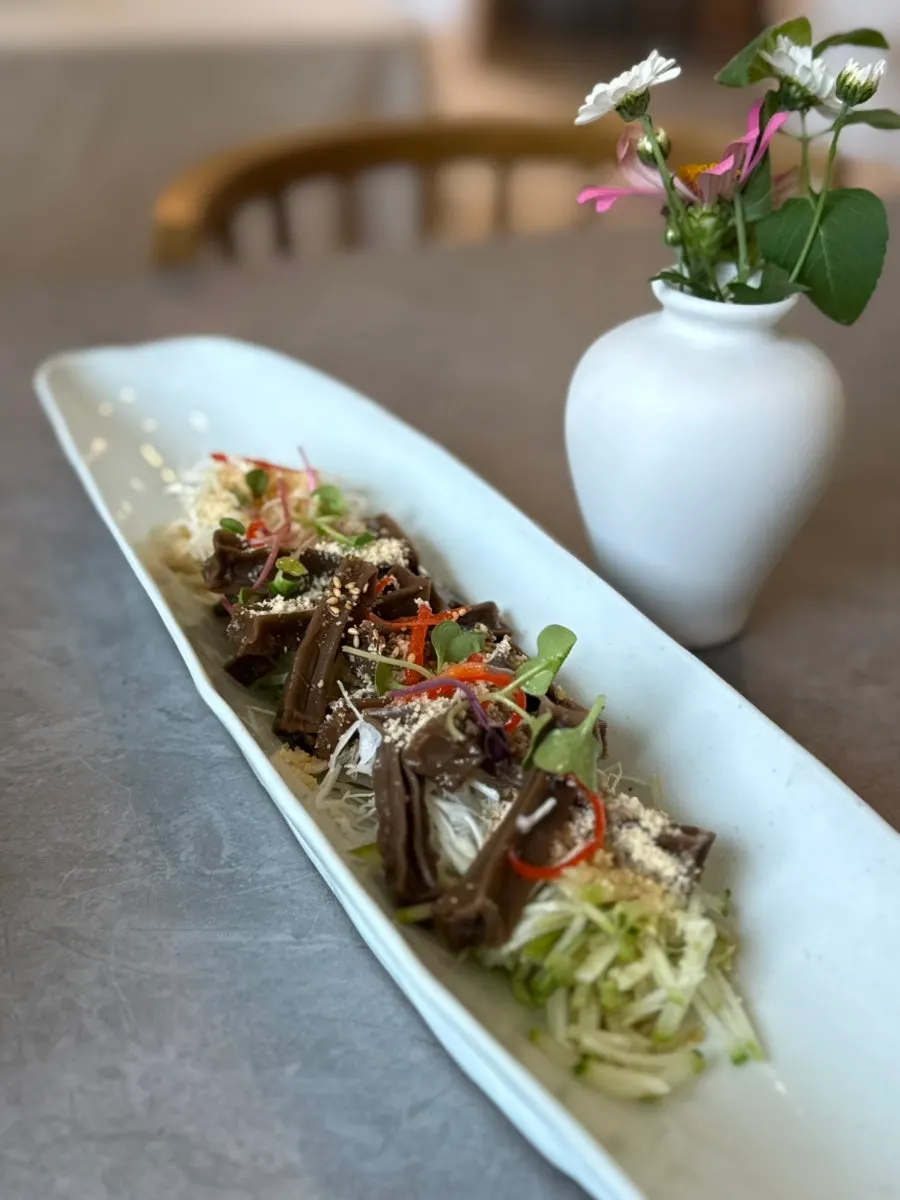 Salad with fermented vinegar dressing