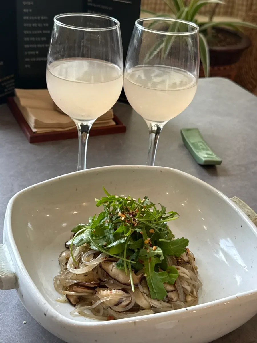 Mustard salad topped with dried acorn jelly