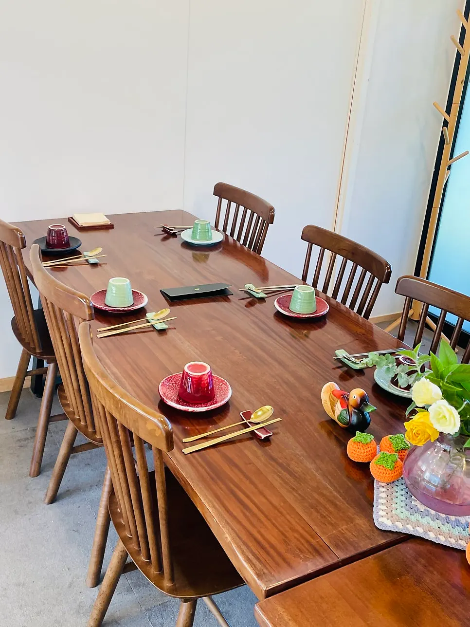 Wood-toned private-room group seating at Ochan Hoedong