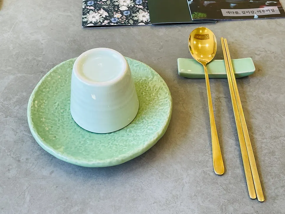 Basic table setting at Ochan Hoedong
