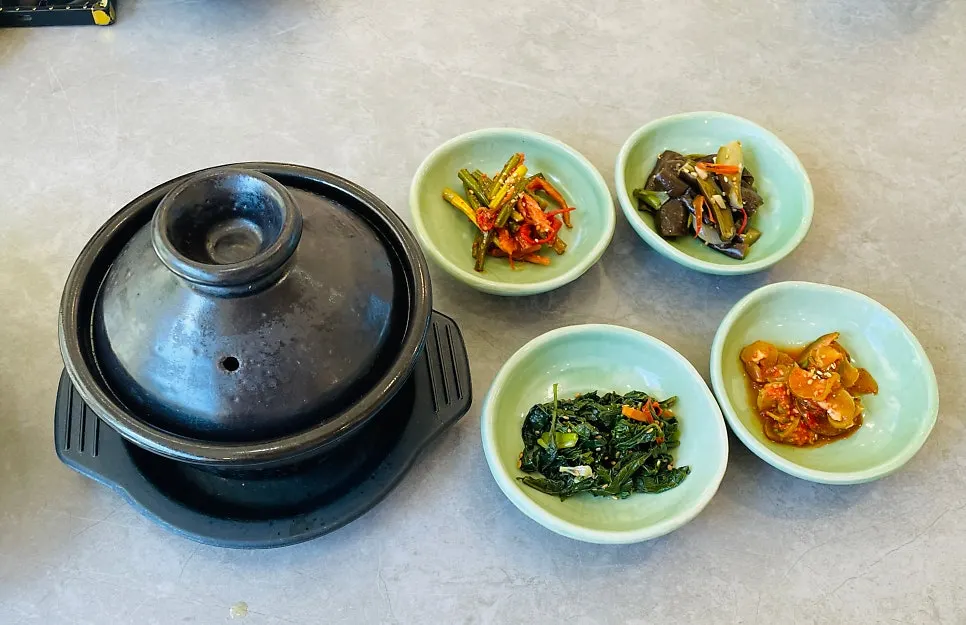 Tteokgalbi sliced and served with vegetables