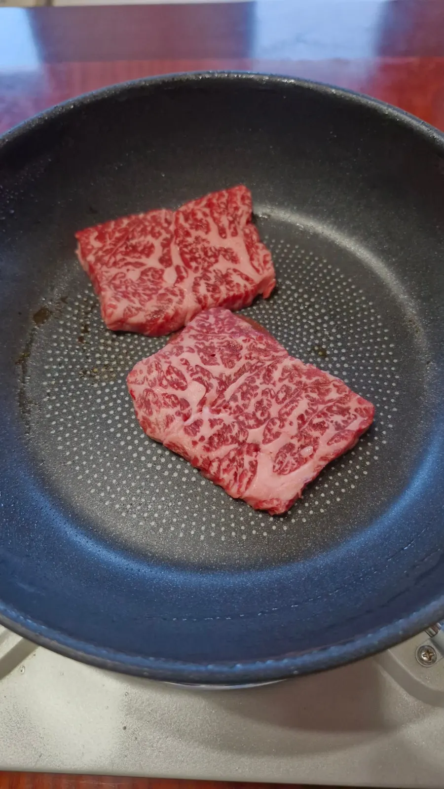 A plate of grilled hanwoo 1++ beef