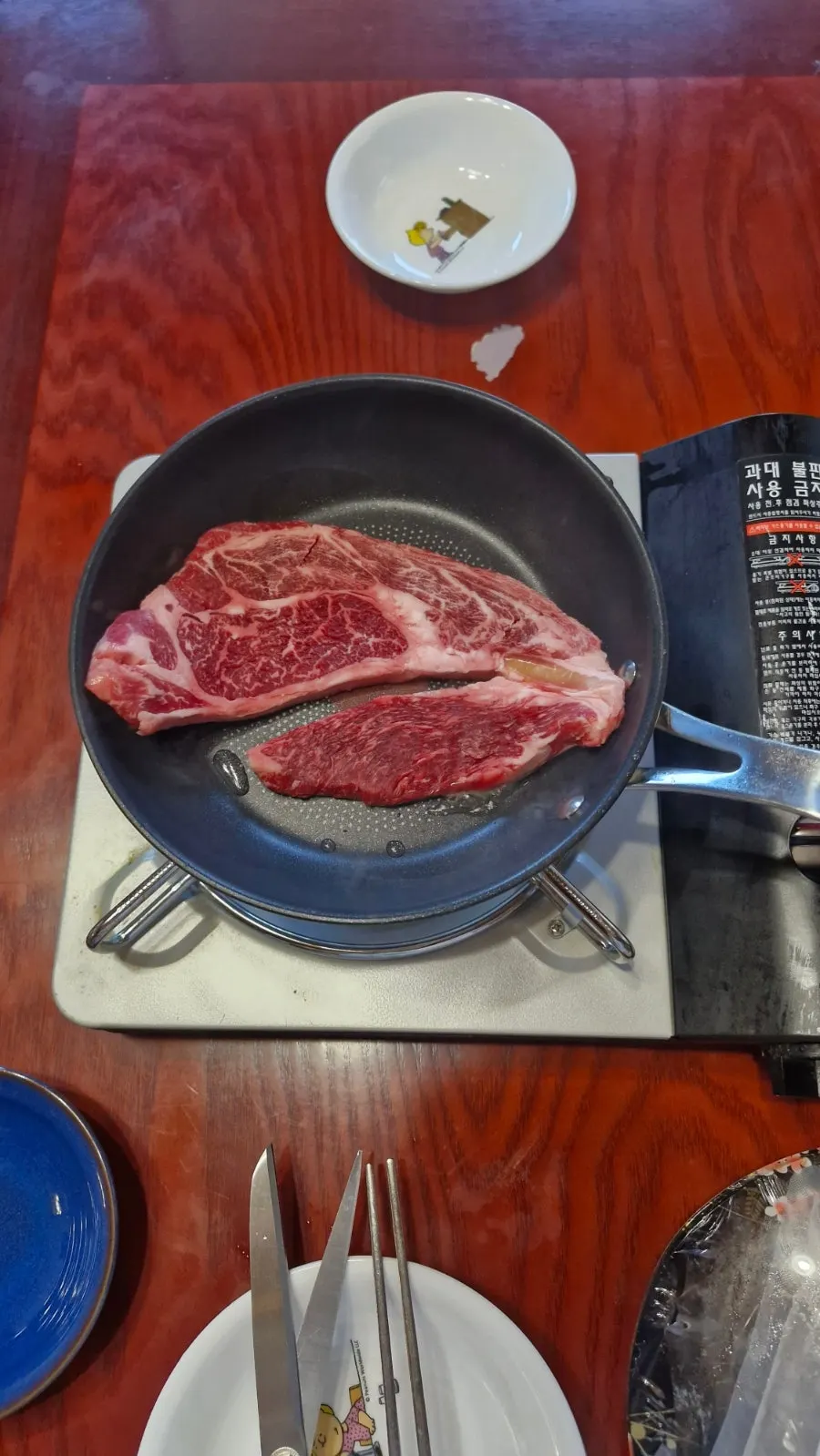 The hanwoo mixed set plated before grilling