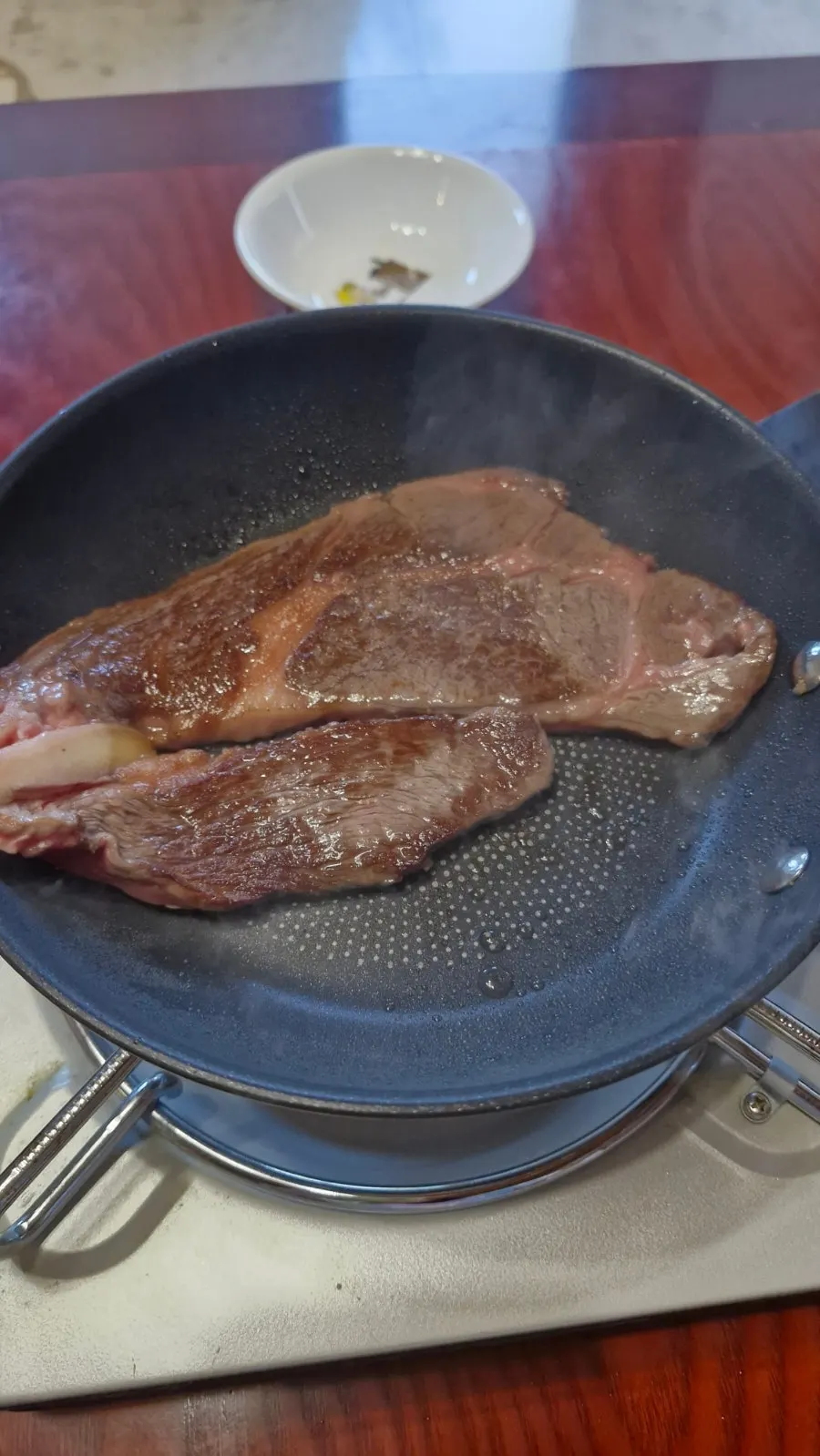 Marbling visible on the hanwoo kkotdeungsim