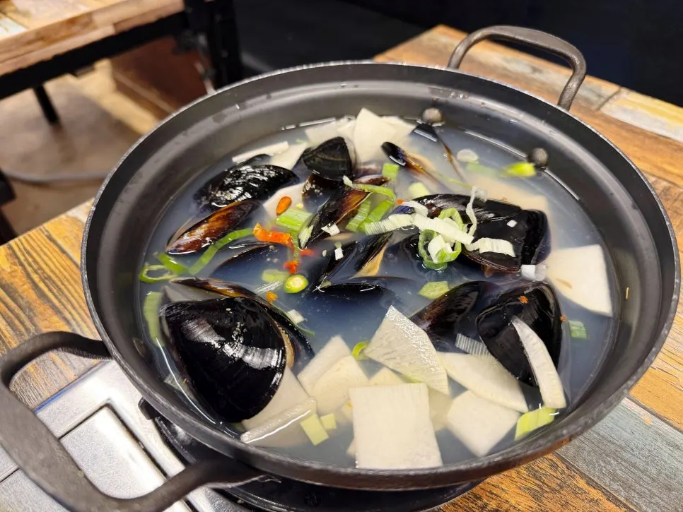 Mussel soup and basic side dishes served at the start of the course