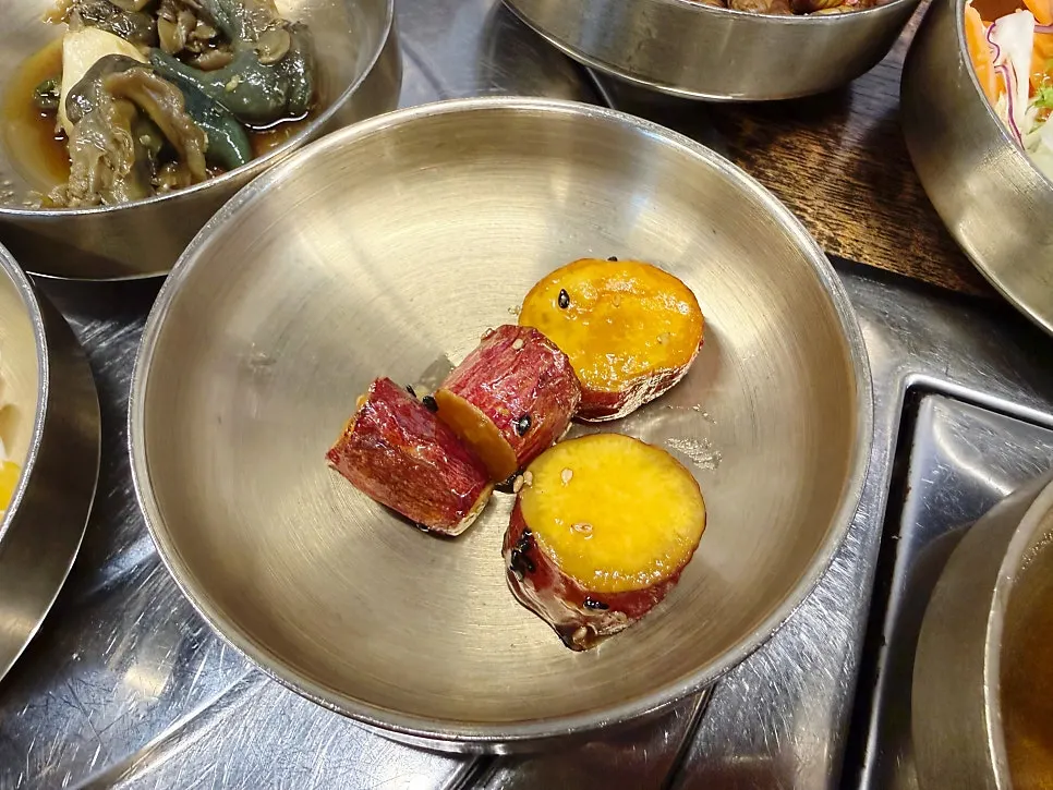 A dish of sauce made from abalone innards
