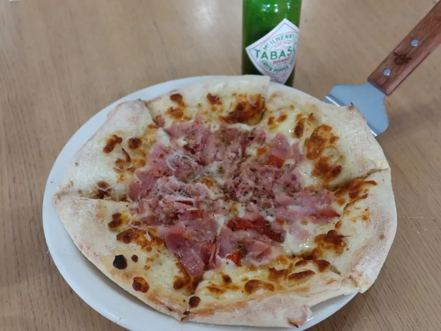 Jambon pizza topped with cheese and jambon