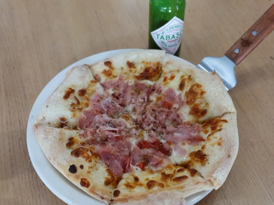Green pepper hot sauce and jambon pizza