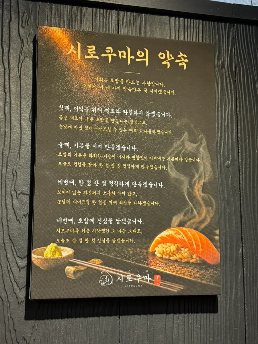 벽면 옷걸이와 짐 둘 공간이 있는 테이블 자리