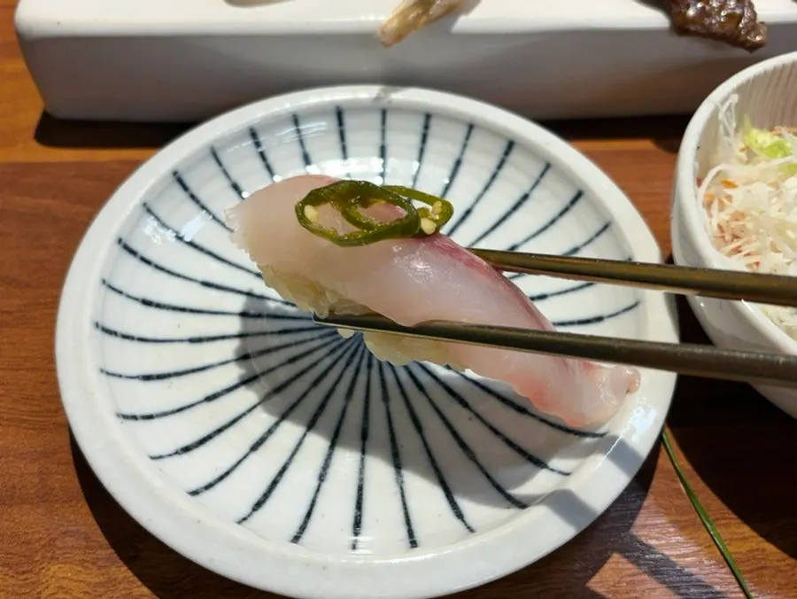 마늘 슬라이스를 올린 참치 뱃살 초밥