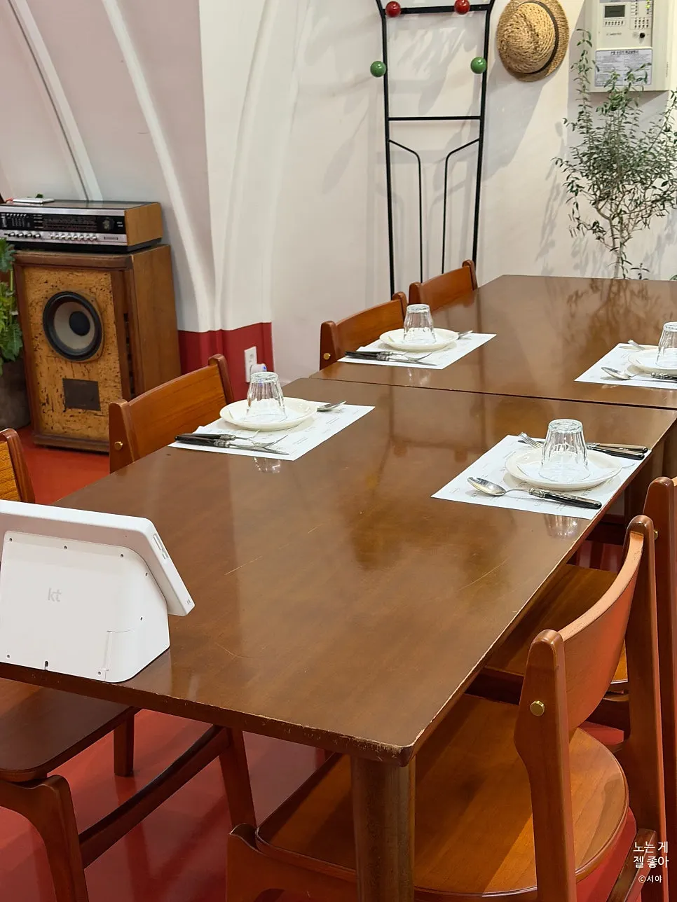 Bueokgan Restaurant seating with different moods by section