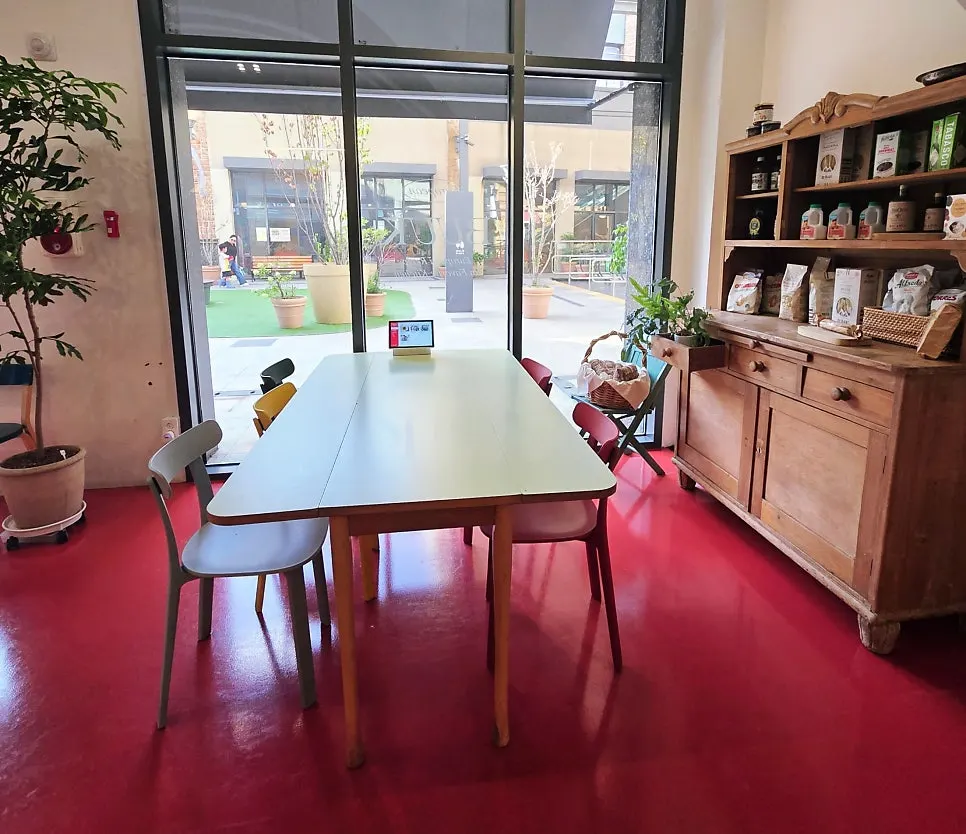 Vintage furniture and objects selected in Europe