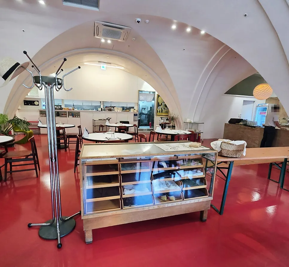 Generously spaced table seating