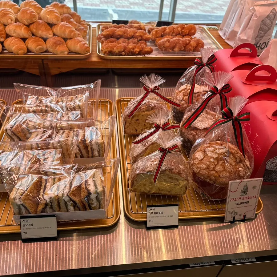 Display of Choi Main Branch's best-selling bakery items